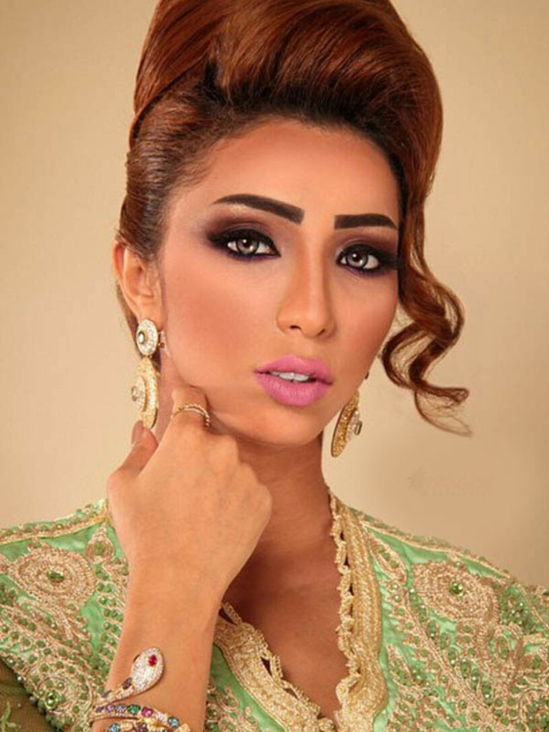 صور دنيا بطمة بفستان أسود ملكي من تصميم ظاهر باقر